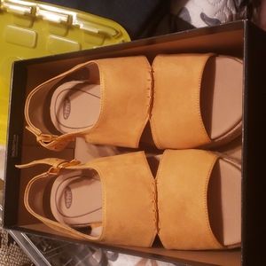 Barely worn Catch 22 Dr.Scholls platform sandal